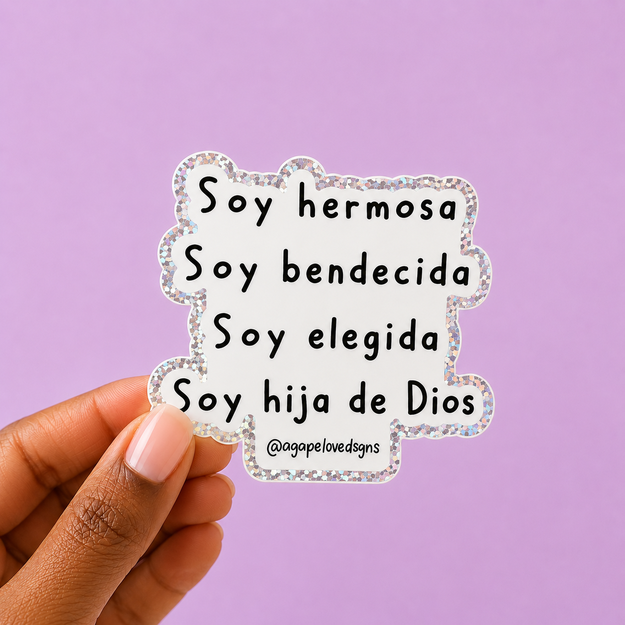 Sticker “Soy hermosa, bendecida, elegida, hija de Dios”.