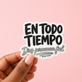 Sticker “En Todo Tiempo, Dios permanece fiel”.